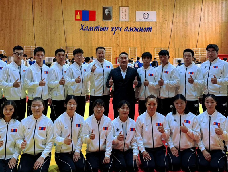 Өсвөр, залуучуудын Ази тивийн аварга шалгаруулах тэмцээнд оролцох багт шигшээ багийн хувцас гардууллаа