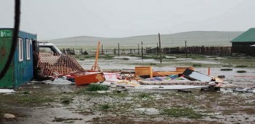 Нөөлөг салхины улмаас барилгын дээвэр, айлуудын гэр нуржээ